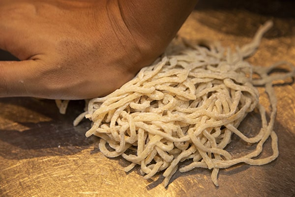 押しつぶされる麺